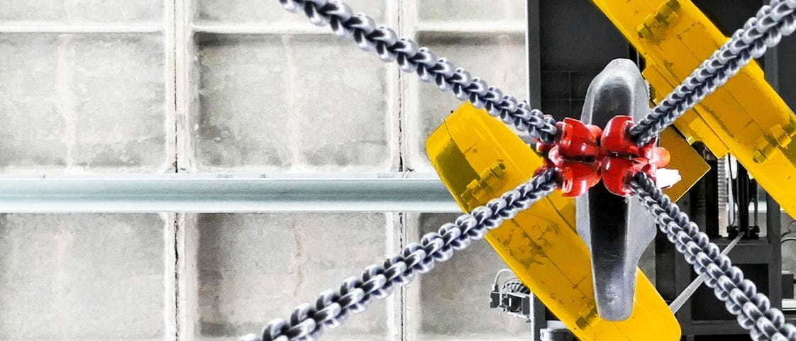 Lastenkran in der Prüfhalle mit Blick zur Decke