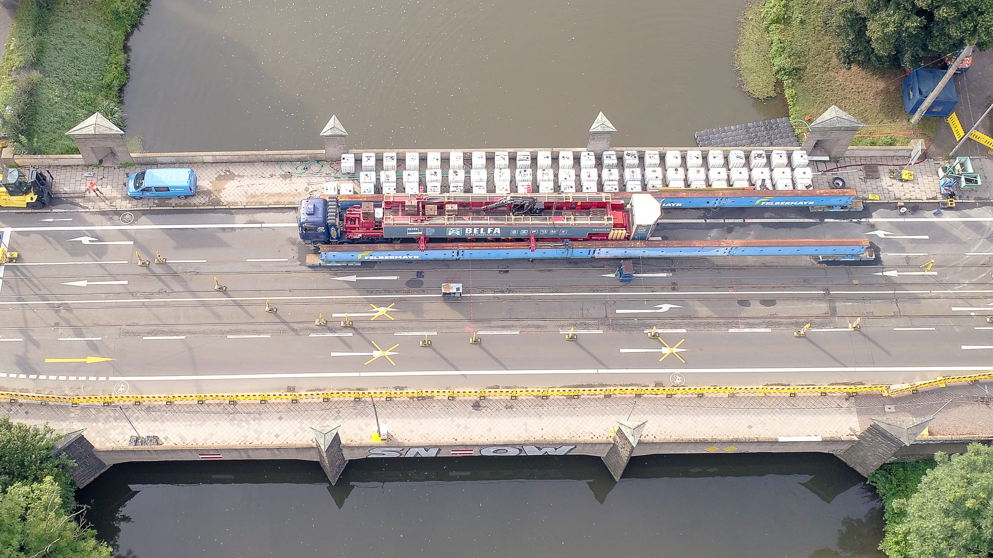 Luftaufnahme (Drohne) der Brückenbelastungsprüfung an der Klingerbrücke in Leipzig