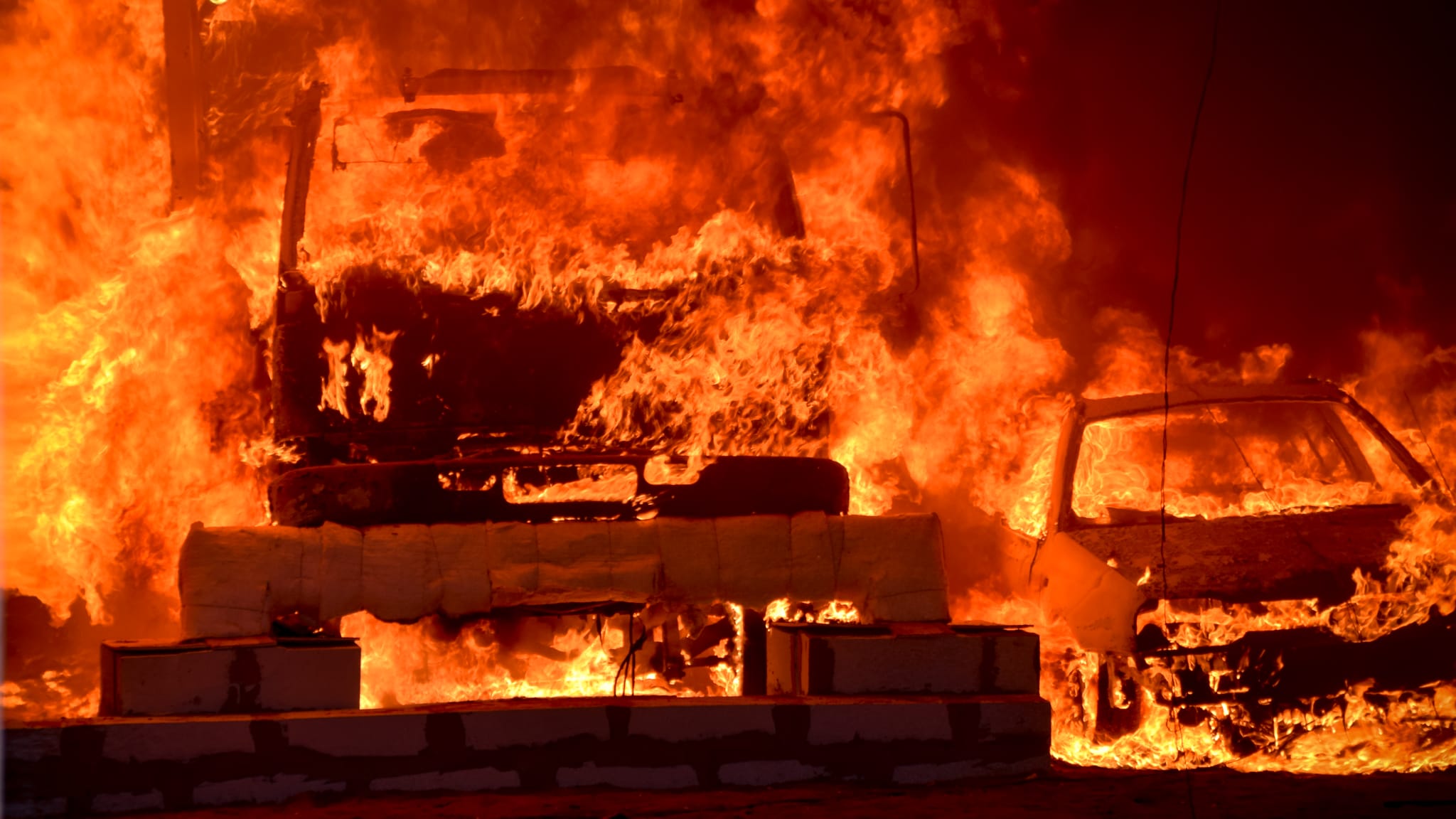 Foto brennender Fahrzeuge während eines Tunnelbrands Versuch im Brandschutz
