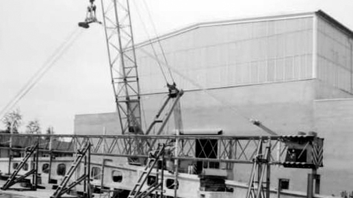 Stahlträger auf dem Gelände der MFPA in den 80er Jahren in schwarz weiß