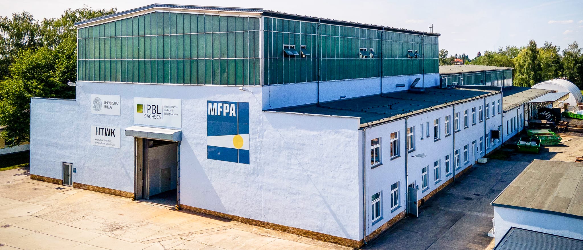 Luftaufnahme große Prüfhalle der MFPA Leipzig mit schräger Front-/Seitenansicht von rechts