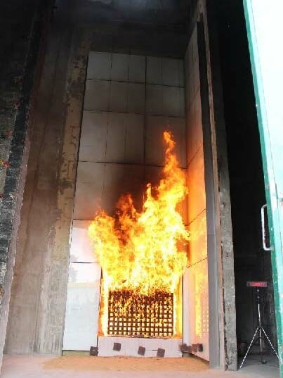 Brandprüfung am Fassadenprüfstand mit hohen Flammen