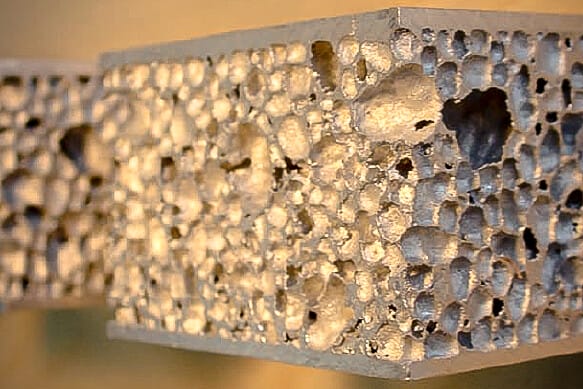 Nahaufnahme eines Querschnitts einer Entwicklung eines Aluminiumschaumverbunds