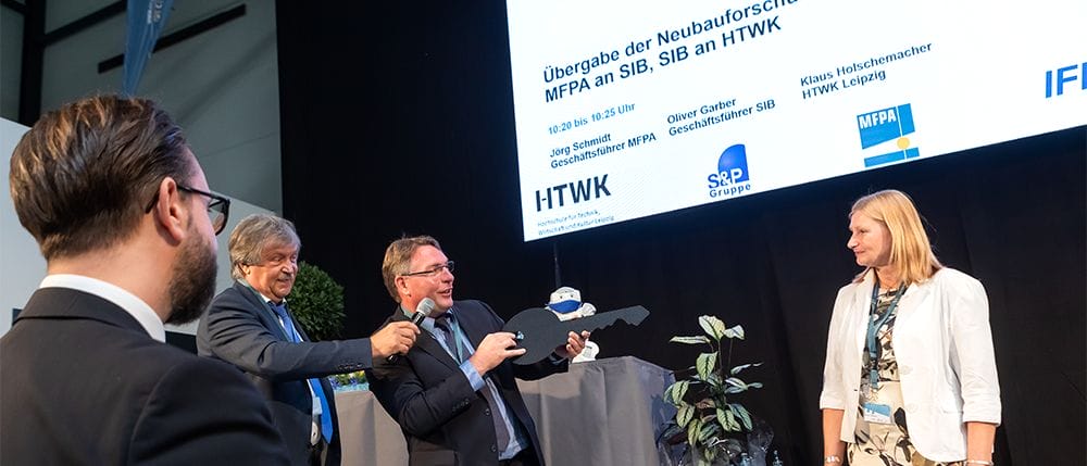 Symbolische Übergabe eines Schlüssel zur Neueröffnung des Carbonbetontechnikums durch die MFPA Leipzig an die HTWK