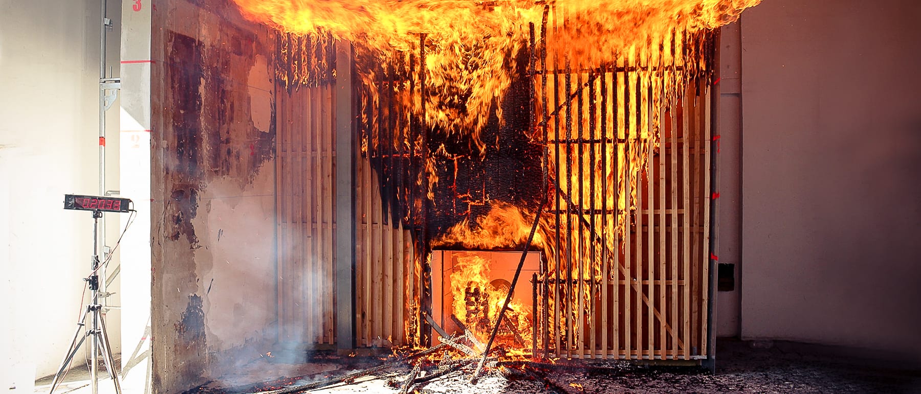 Blick auf den Fassadenbrandprüfstand während einer Prüfung von Holzfassadenelementen
