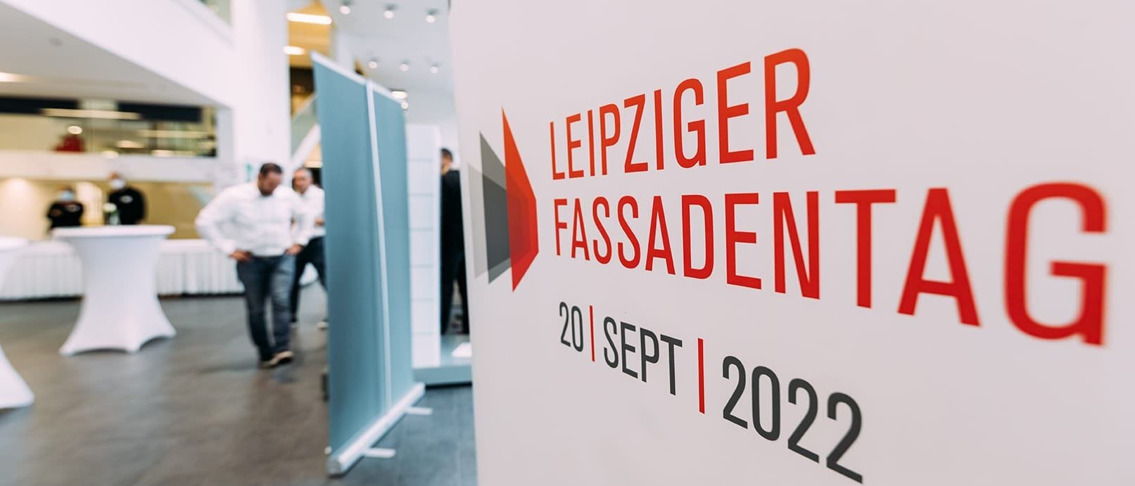 Logo des Leipziger Fassadentags auf einem Rollup vor dem Ausstellerbereich