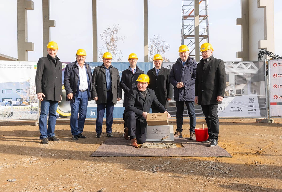 Staatsminister Thomas Schmidt, HTWK-Rektor Prof. Mark Mietzner, Wirtschafts-Bürgermeister Clemens Schülke, MFPA-Geschäftsführung Dr. Mathias Reuschel und Dr. Jörg Schmidt, Bauausführender Heiko Geppert, Sören Glöckner von der Holzbau Kompetenz Sachsen und Prof. Alexander Stahr als Leiter des HolzBauForschungsZentrums bei der Grundsteinlegung