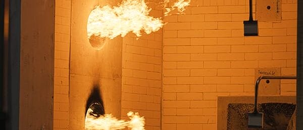 Feuer aus Brenner im Brandprüfofen